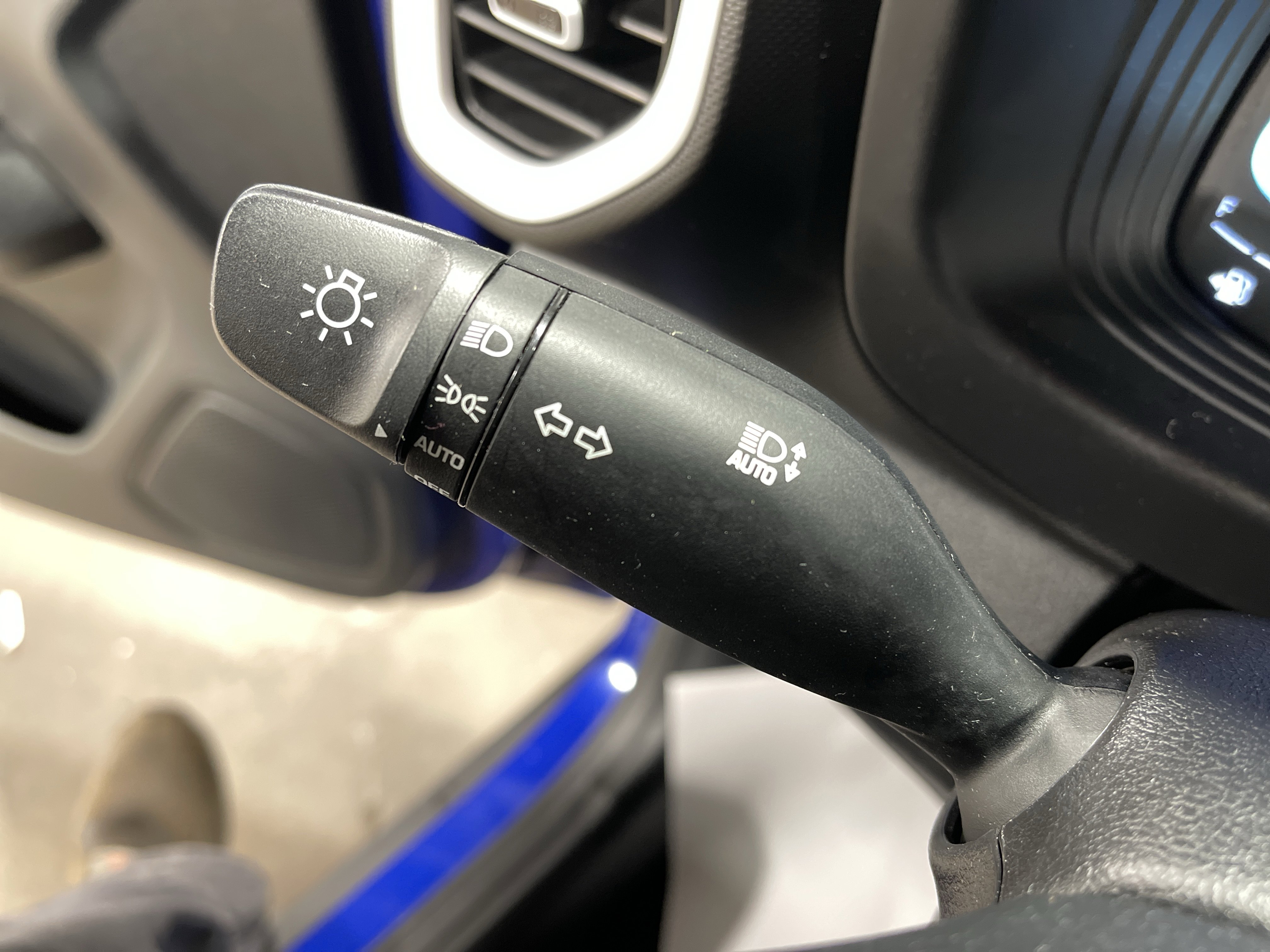 Used 2023 Hyundai Venue Limited image 19