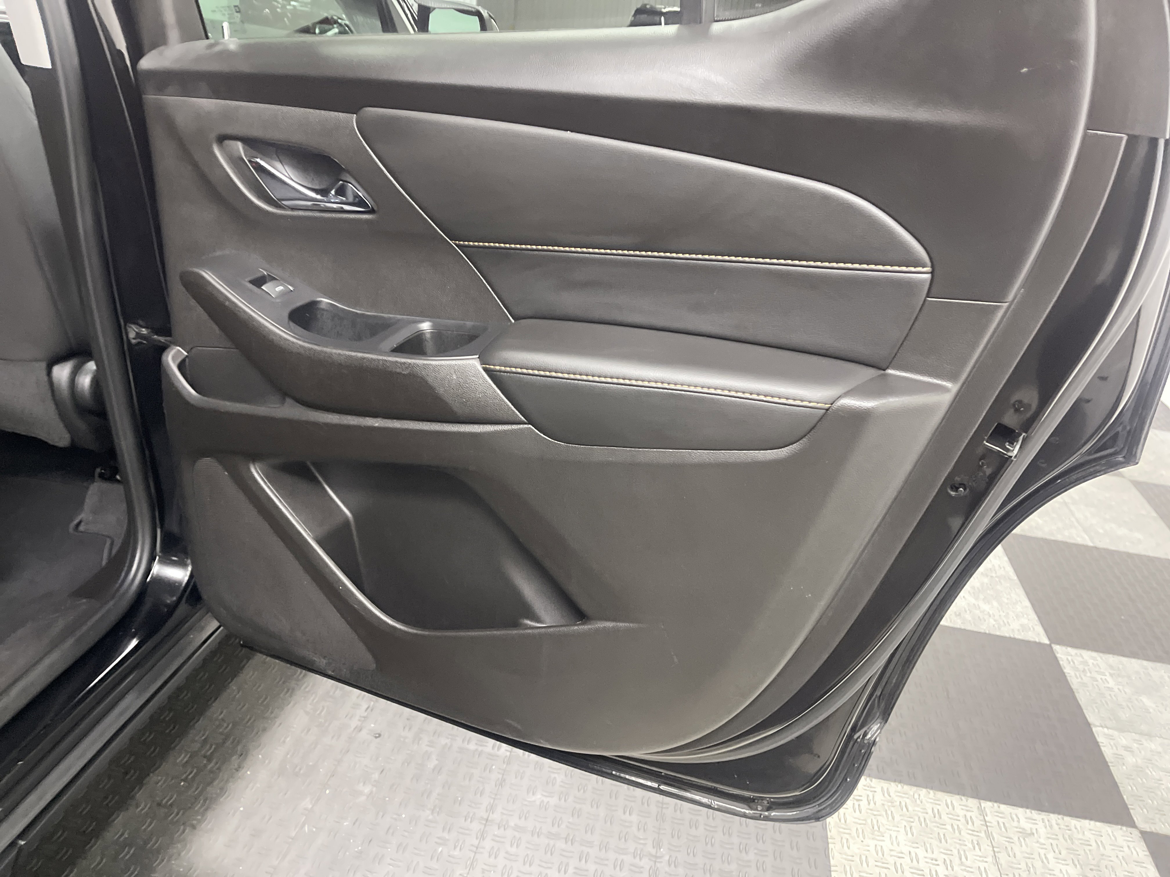 Used 2021 Chevrolet Traverse LS AWD/4WD image 19