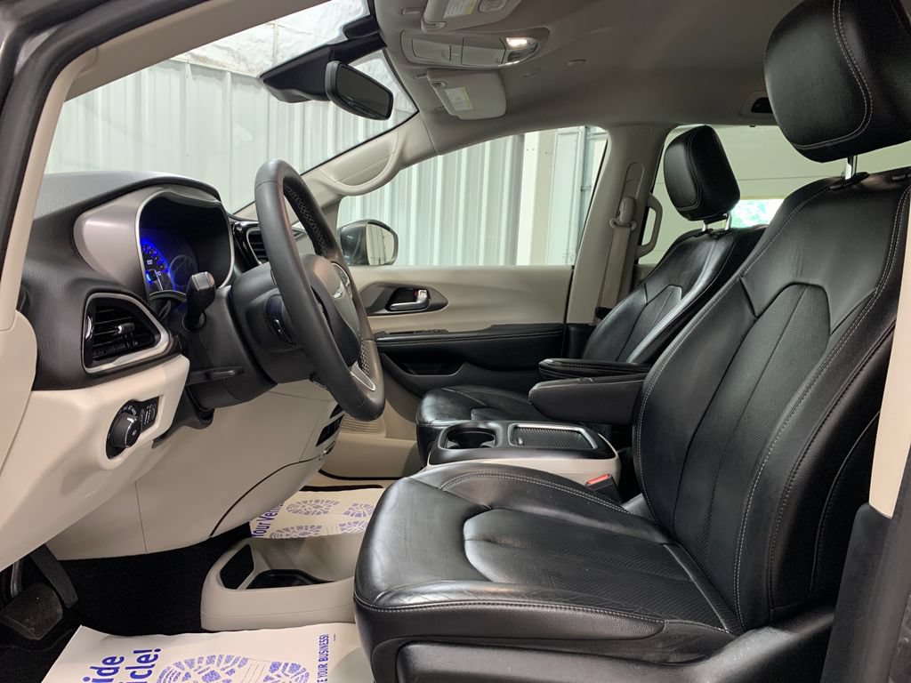 Used 2022 Chrysler Pacifica Touring-L FWD image 4