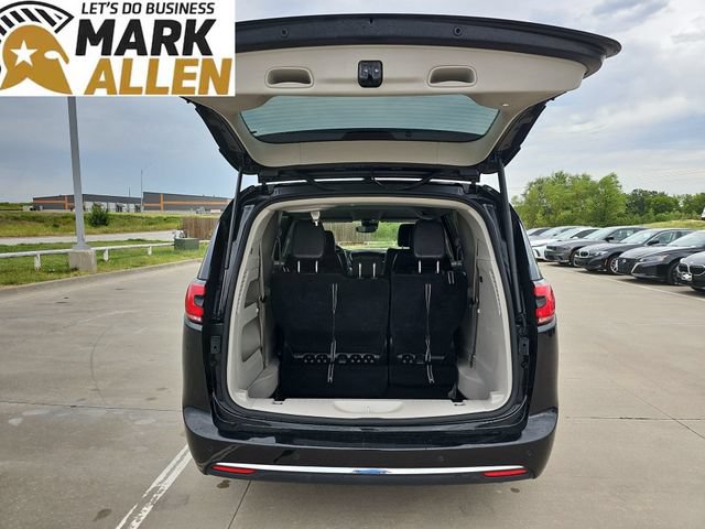 Used 2023 Chrysler Pacifica Touring-L FWD image 25
