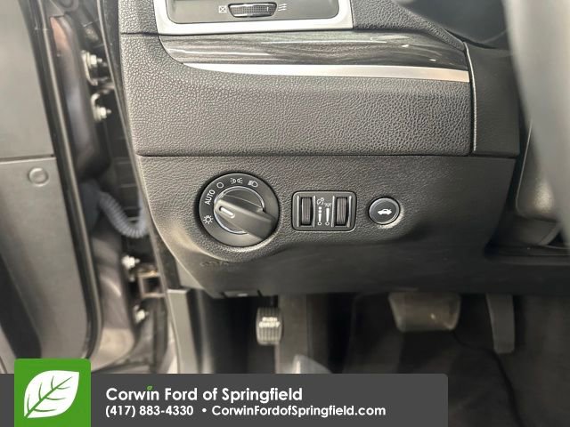 Used 2022 Chrysler 300 Touring w/ Sport Appearance Package image 32