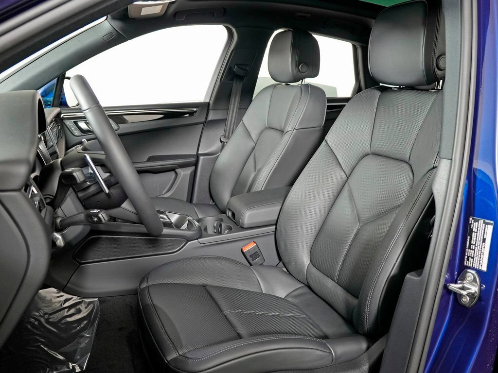 Certified 2026 Porsche Macan AWD/4WD image 5