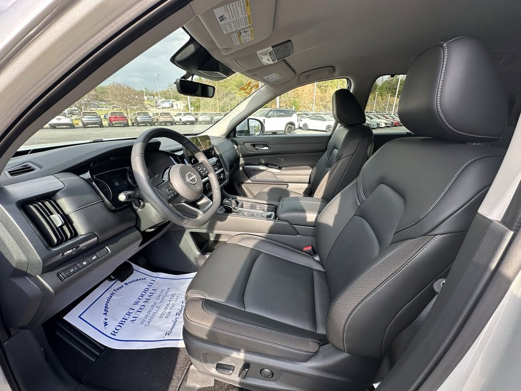 Used 2024 Nissan Pathfinder SL w/ Lighting Package (N92) image 17