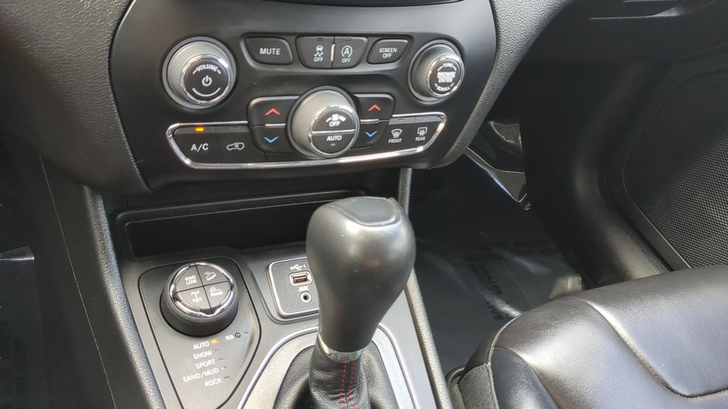 Used 2022 Jeep Cherokee Trailhawk w/ Technology Group B AWD/4WD image 18