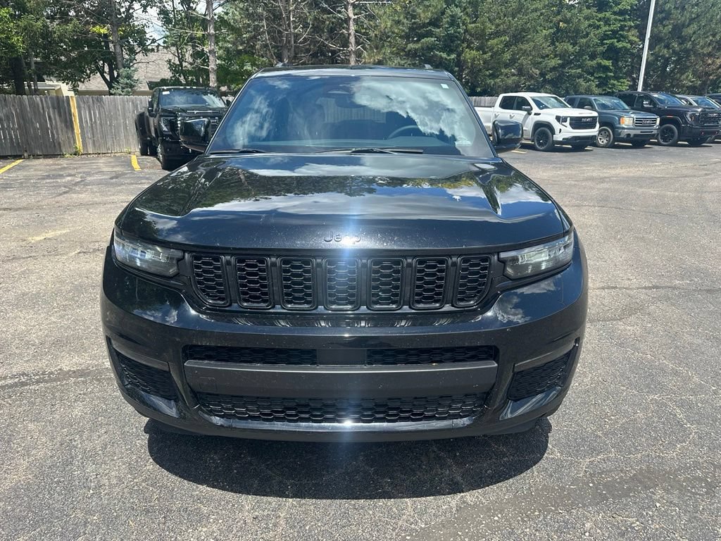 Used 2024 Jeep Grand Cherokee L Limited w/ Black Appearance Package AWD/4WD image 3