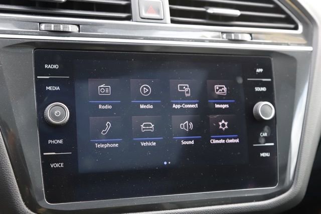 Used 2018 Volkswagen Tiguan SE w/ Panoramic Sunroof Package image 23