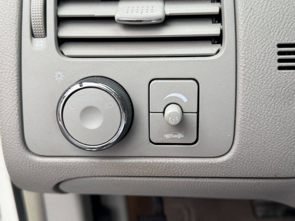 Used 2008 Buick Lucerne CX image 13