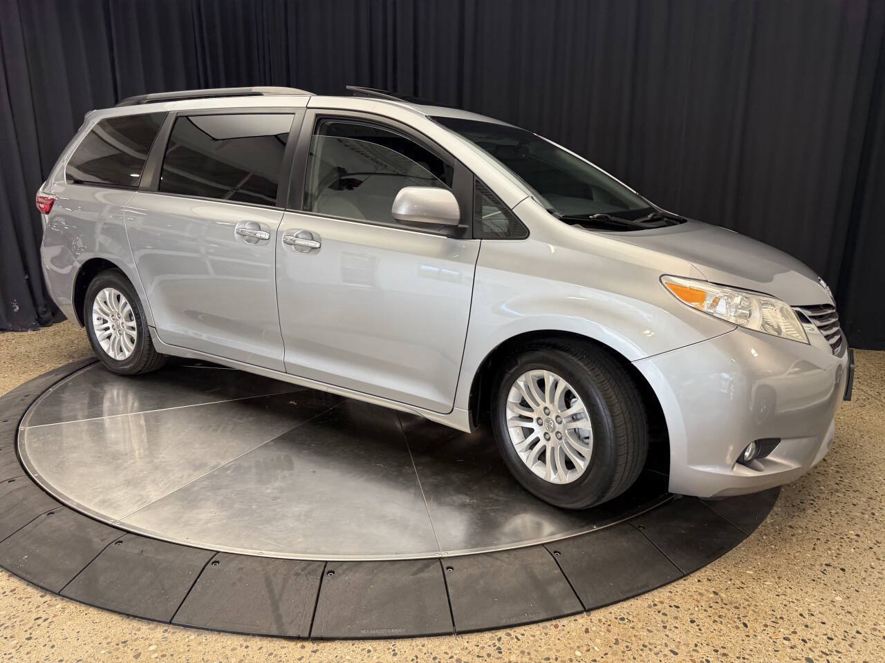 Used 2015 Toyota Sienna XLE w/ XLE Navigation Package FWD image 9