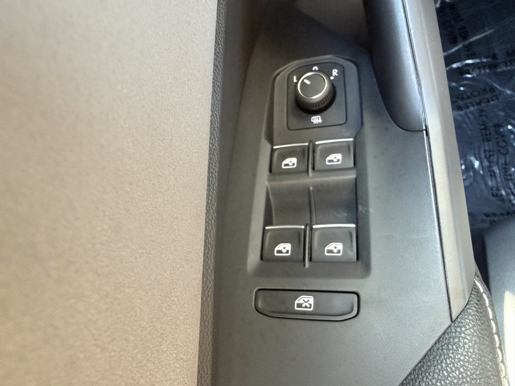 Used 2025 Volkswagen Jetta SE w/ Sunroof Package FWD image 25