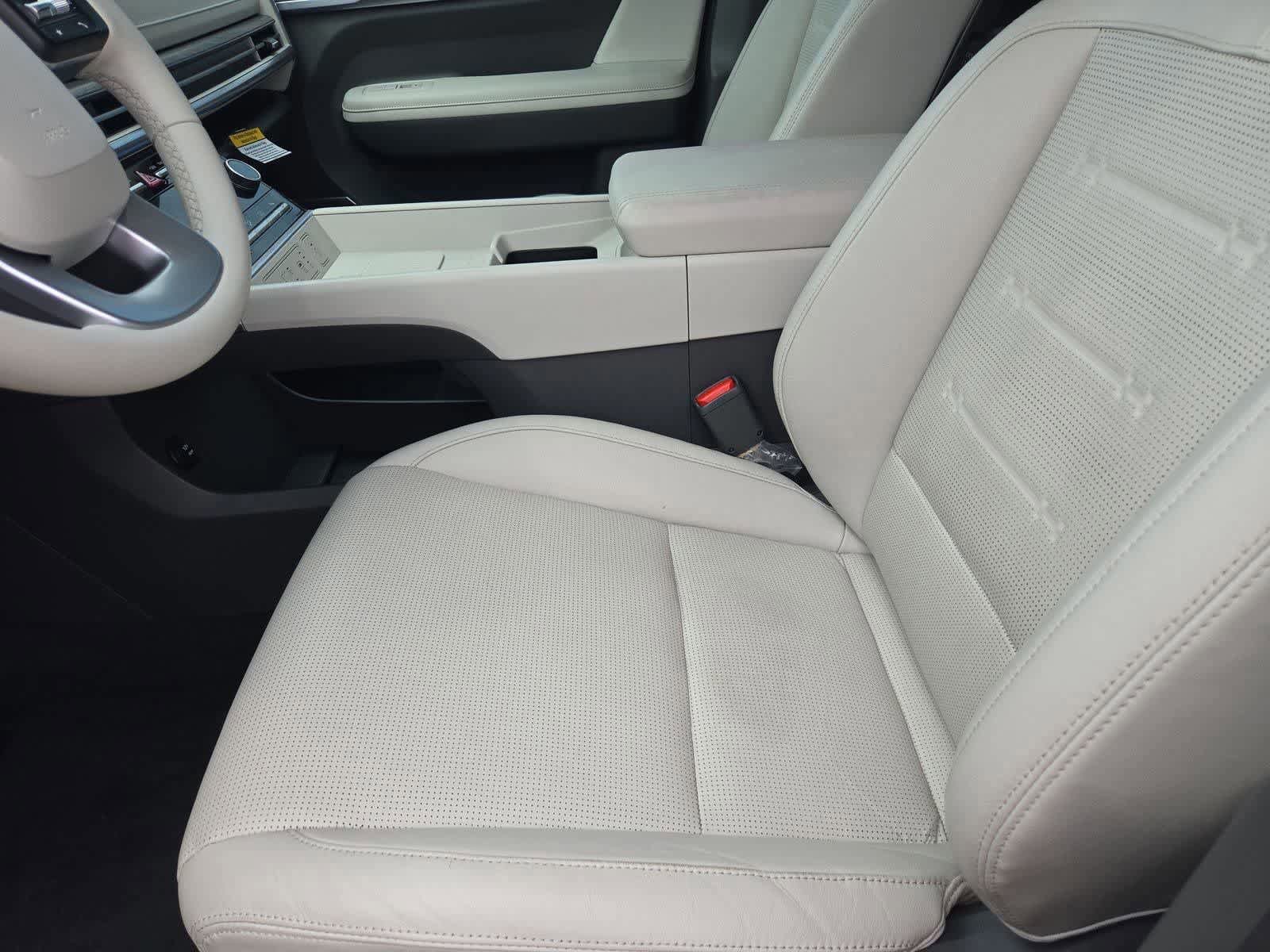 Used 2025 Hyundai Santa Fe Limited FWD image 14