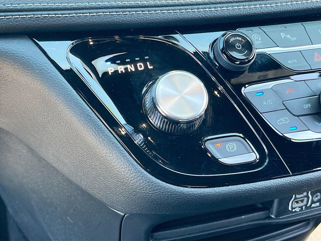 Certified 2025 Chrysler Pacifica Select image 16