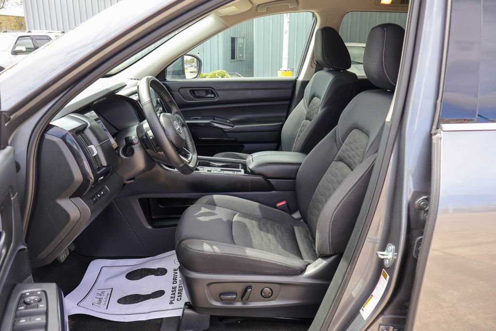 Used 2025 Nissan Pathfinder SV image 7