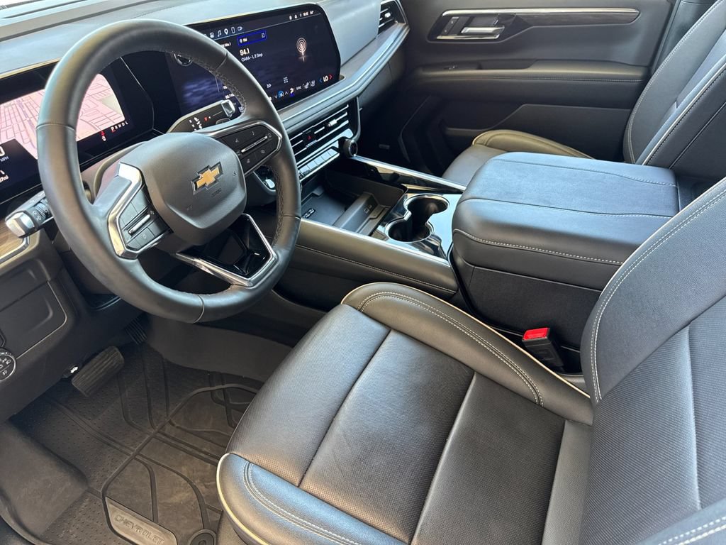Used 2025 Chevrolet Suburban Premier RWD image 9