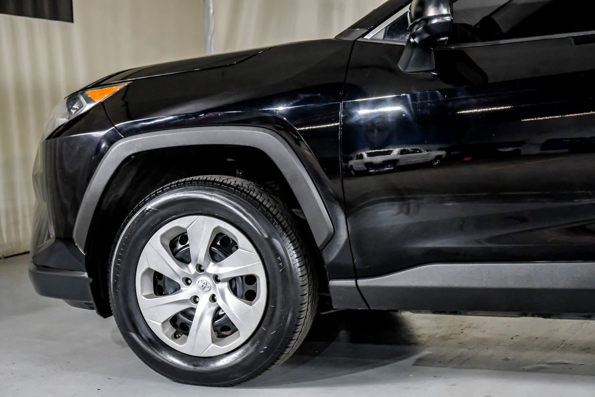 Used 2021 Toyota RAV4 LE FWD image 12