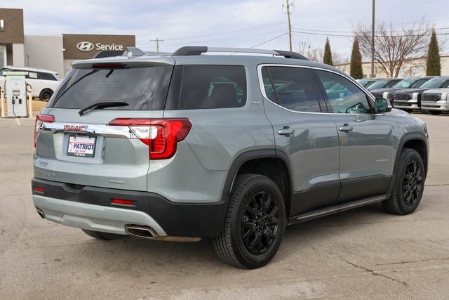 Used 2023 GMC Acadia SLE w/ Driver Convenience Package image 3
