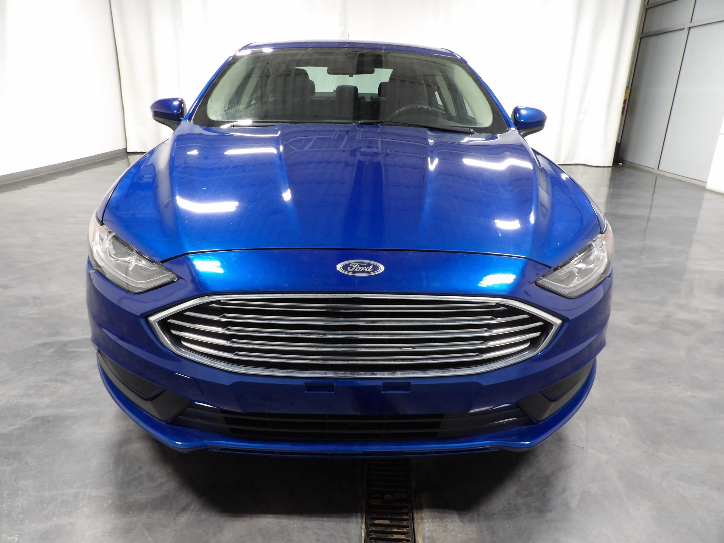 Used 2018 Ford Fusion SE w/ Fusion SE Technology Package FWD image 2
