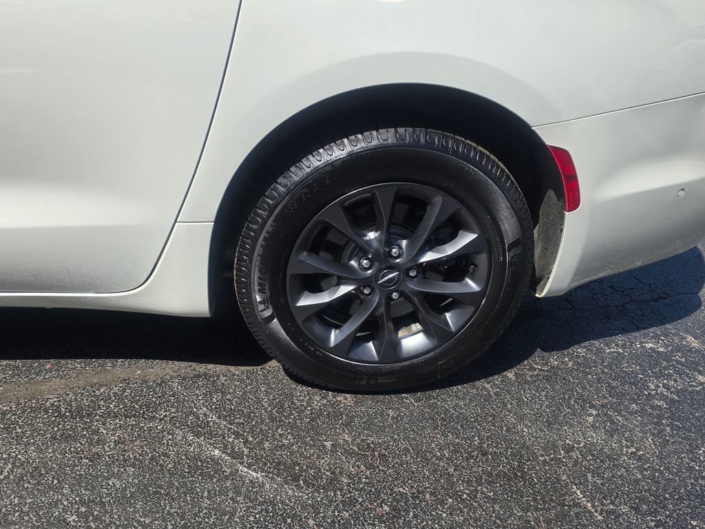 Used 2021 Chrysler Pacifica Touring-L w/ Premium & Safety Sphere Group AWD/4WD image 4