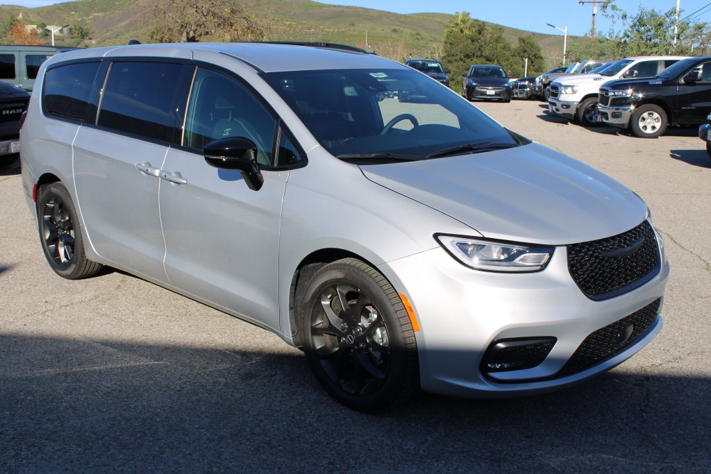 New 2026 Chrysler Pacifica Select w/ S Appearance Package image 3