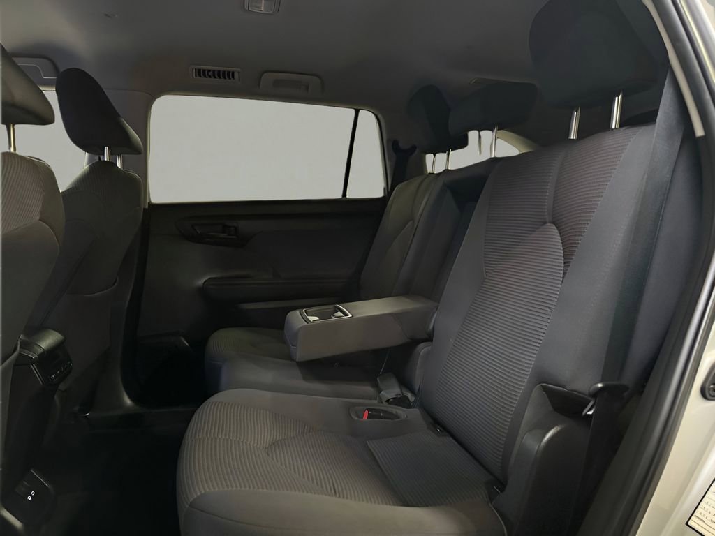 Used 2023 Toyota Highlander LE image 12