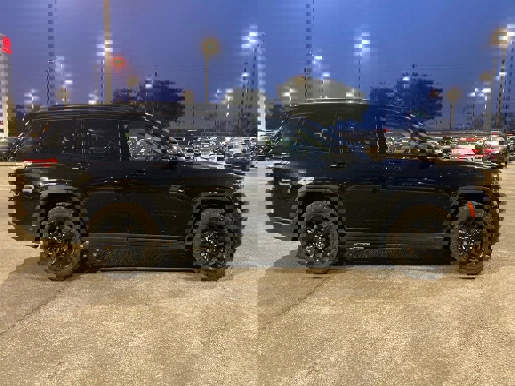 Used 2023 Jeep Grand Cherokee L Laredo image 4