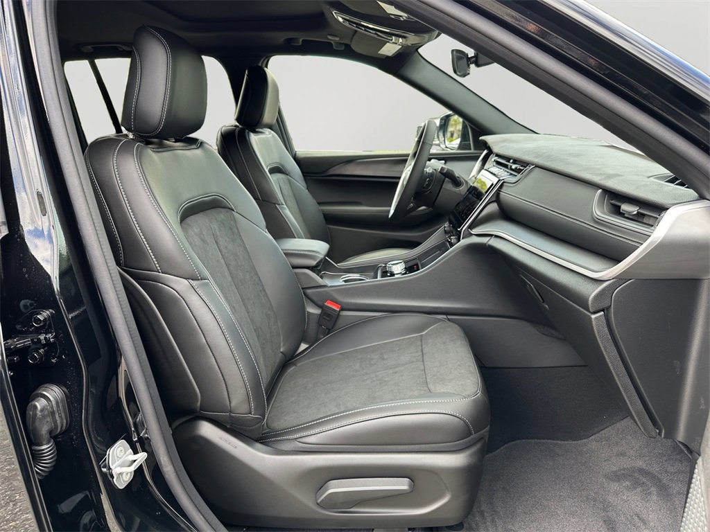 New 2025 Jeep Grand Cherokee Altitude image 12