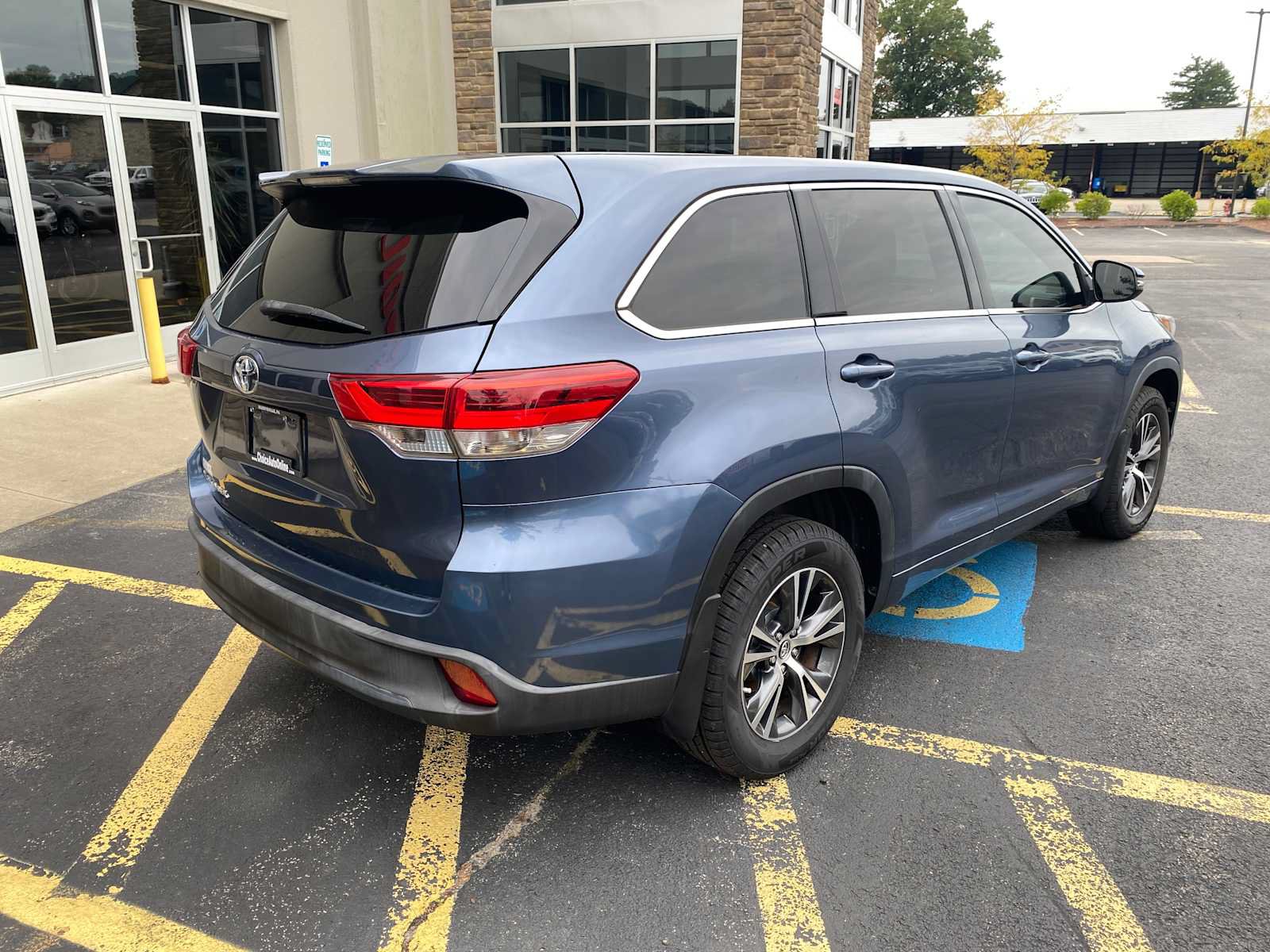 Used 2018 Toyota Highlander LE FWD image 4