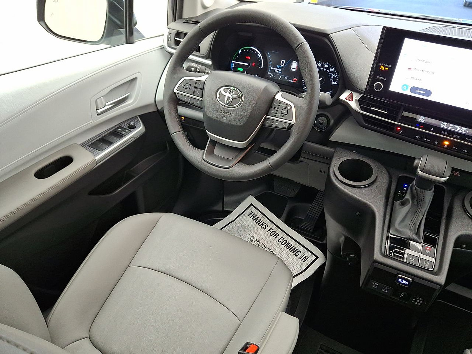 Used 2025 Toyota Sienna XLE w/ XLE Plus Package FWD image 18