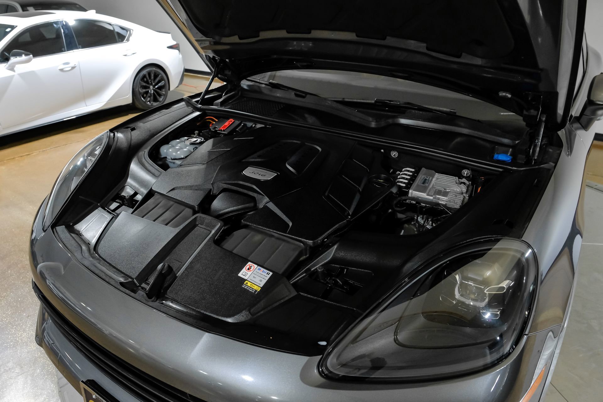 Used 2023 Porsche Cayenne Platinum Edition image 50