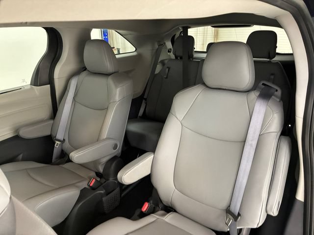 Used 2022 Toyota Sienna XLE FWD image 18