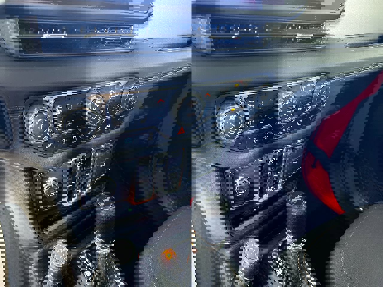 Used 2024 Jeep Wrangler Sahara image 25