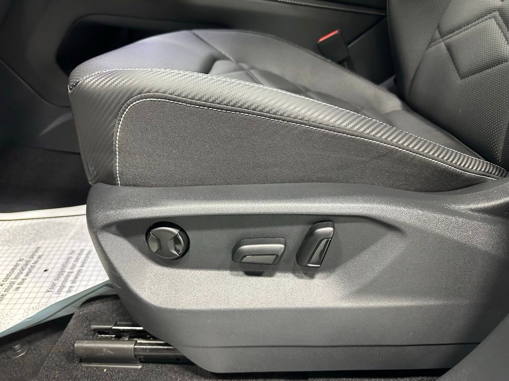 Used 2025 Volkswagen Atlas Cross Sport SE image 12