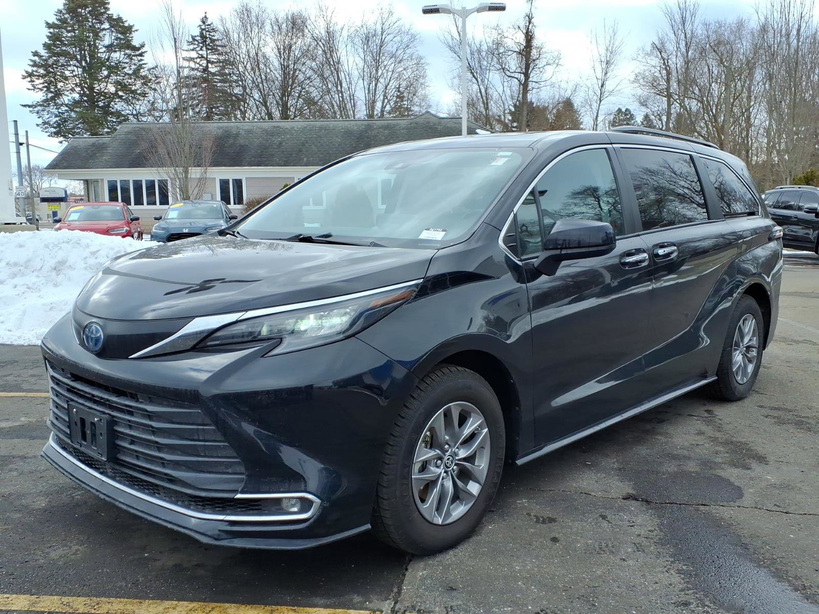 Used 2024 Toyota Sienna XLE image 3