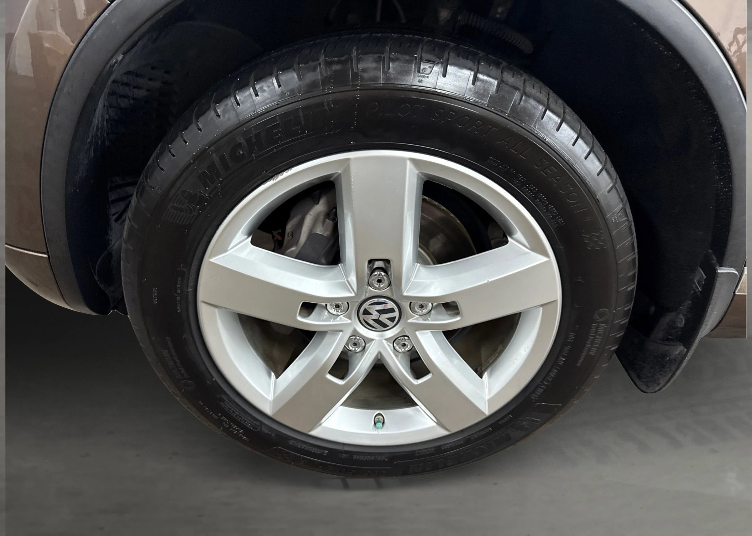 Used 2013 Volkswagen Touareg TDI image 16