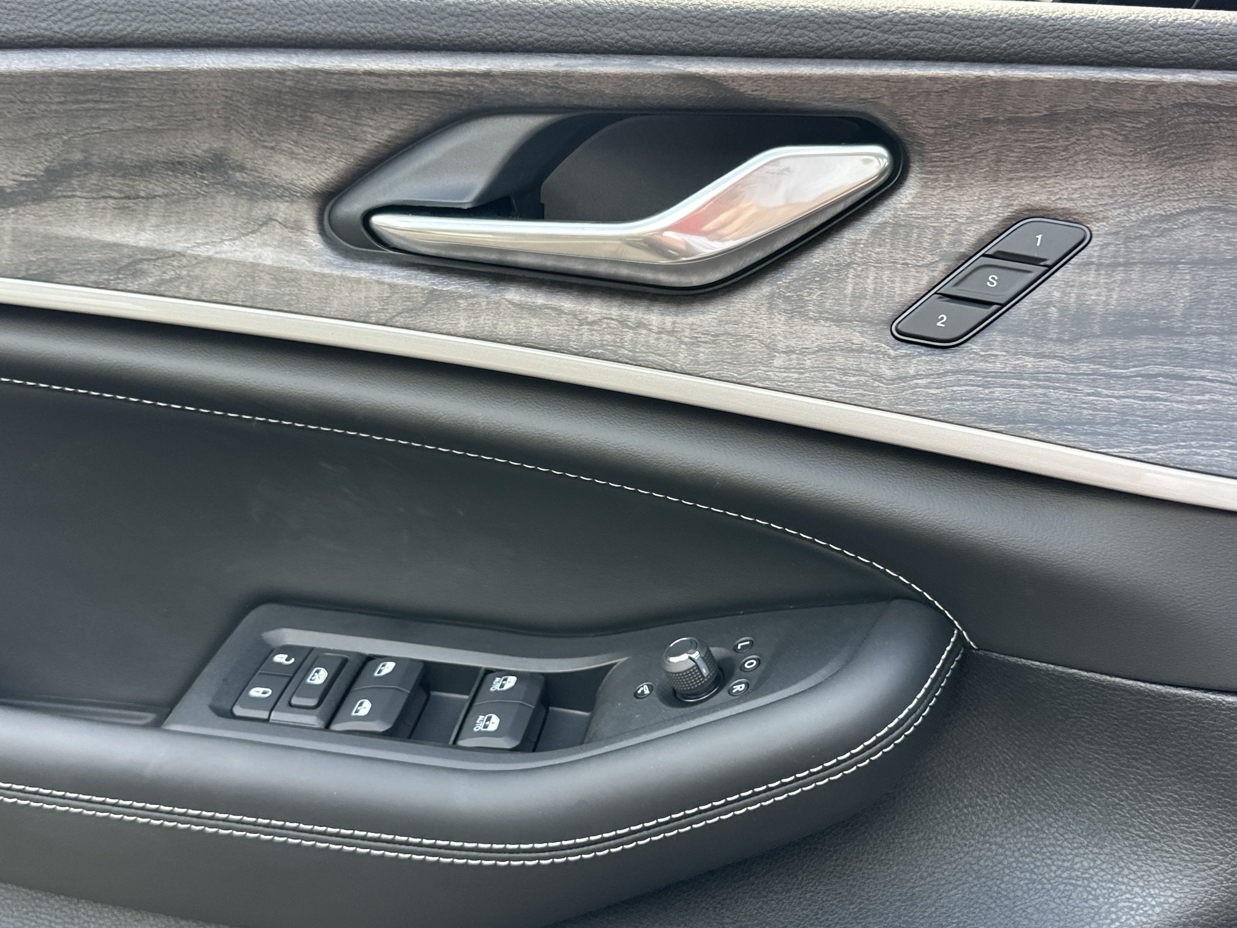 New 2027 Jeep Grand Cherokee Limited AWD/4WD image 13