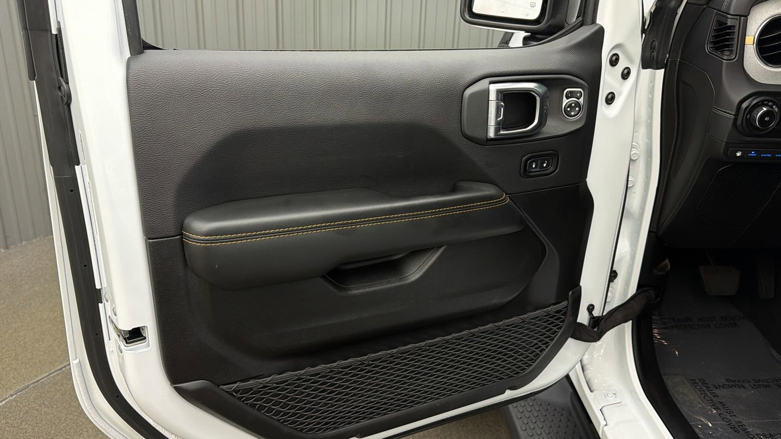Used 2025 Jeep Wrangler Unlimited Sahara AWD/4WD image 25