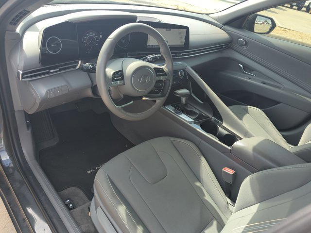 Used 2025 Hyundai Elantra SEL image 9