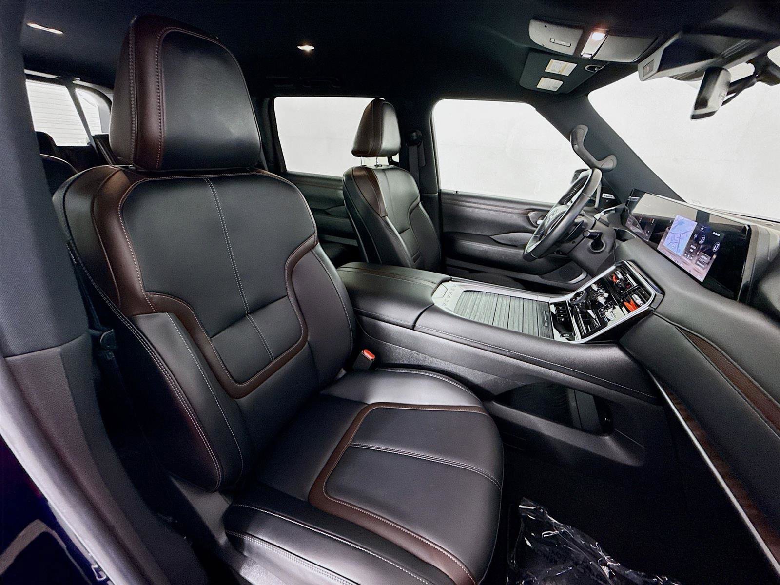 Used 2025 Nissan Armada SL w/ Captain's Chari Seat Package image 26