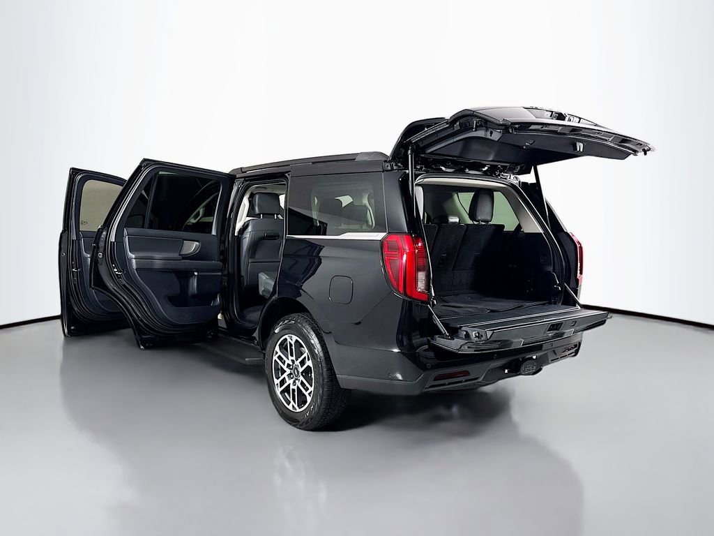 Used 2025 Ford Expedition Active image 32