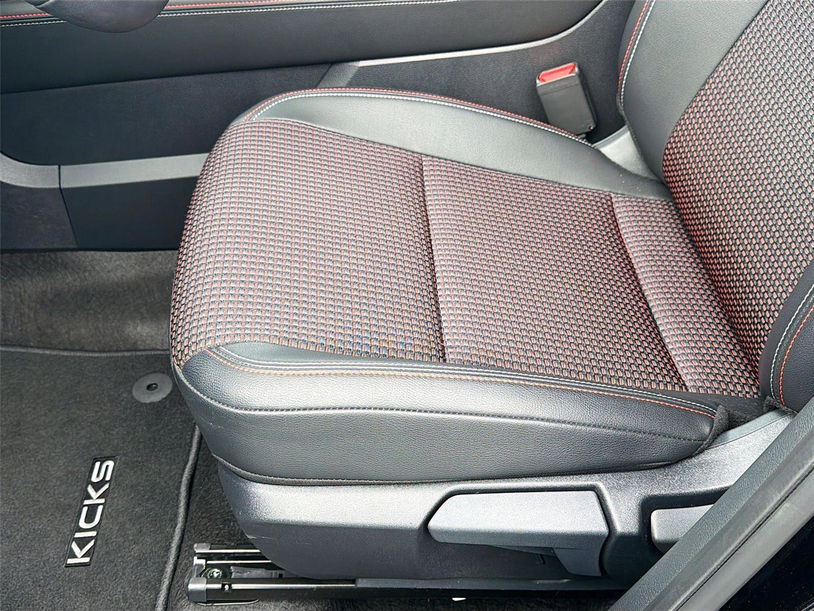 Used 2025 Nissan Kicks SR image 19