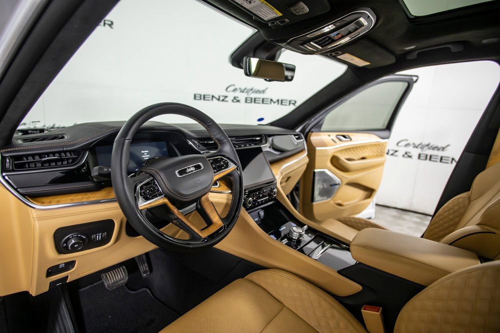 Used 2025 Jeep Grand Cherokee L Summit AWD/4WD image 45