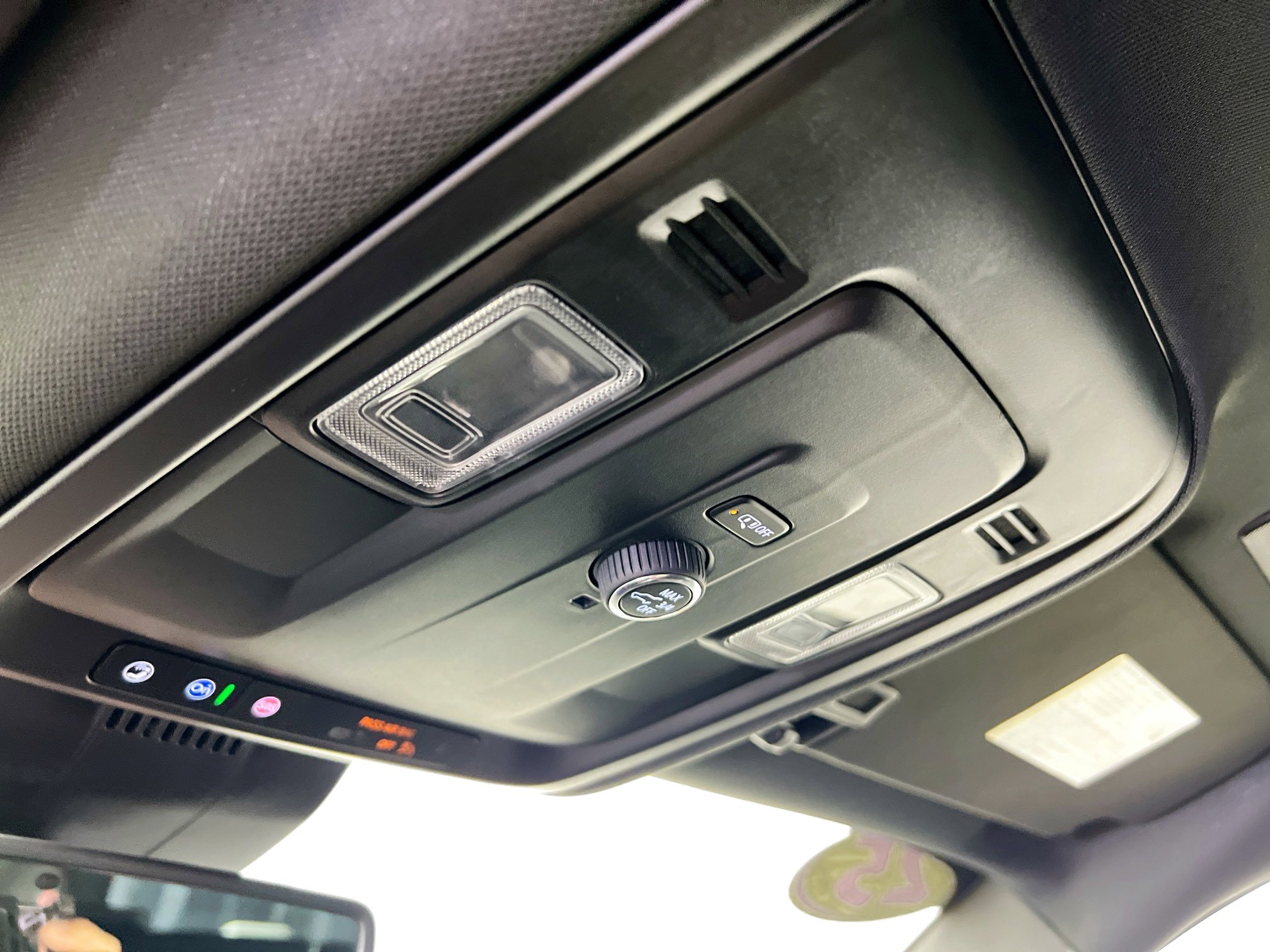 Used 2025 Chevrolet Suburban Z71 image 22