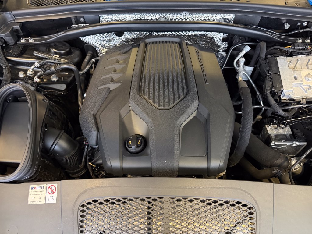 Certified 2024 Porsche Macan AWD/4WD image 28