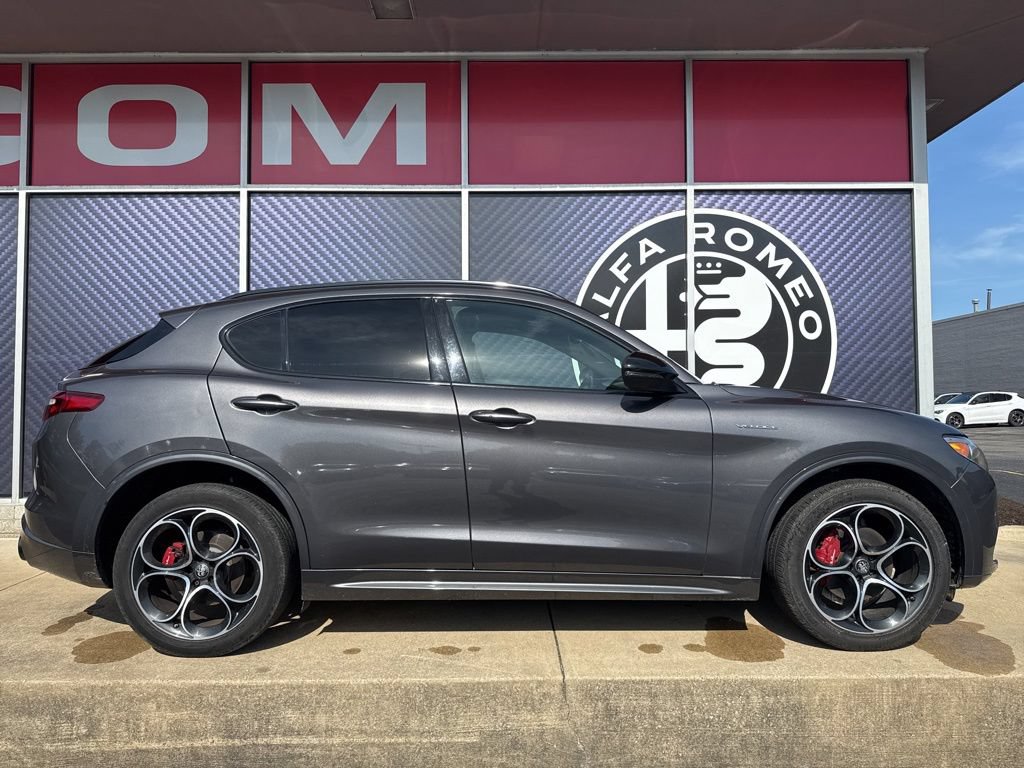 Used 2022 Alfa Romeo Stelvio Veloce AWD/4WD image 4