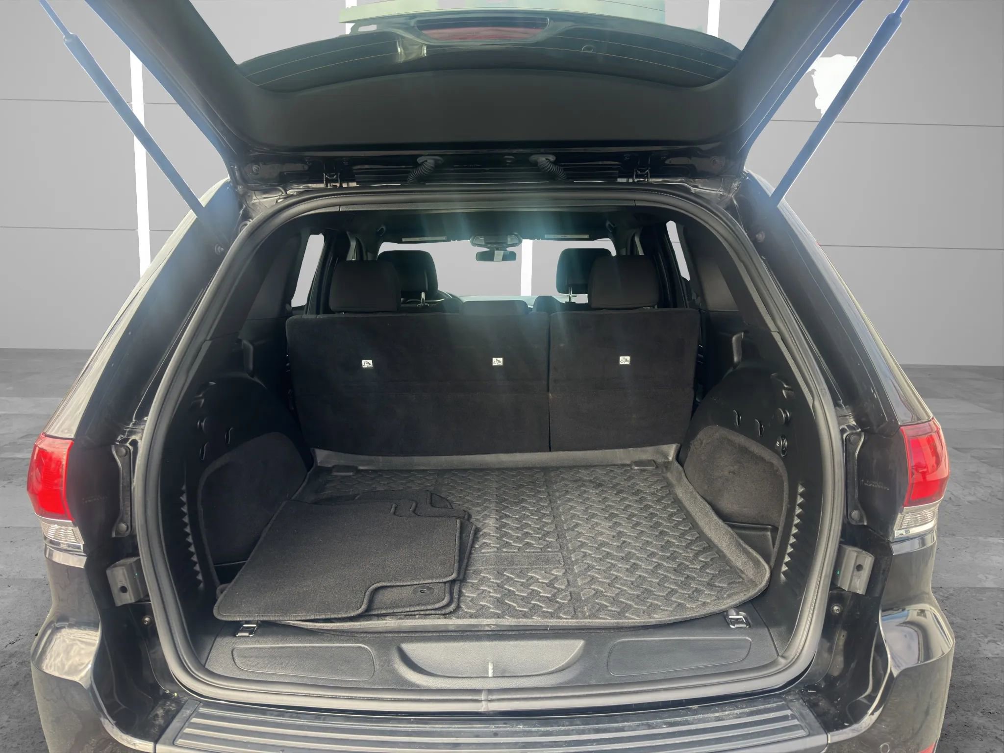 Used 2020 Jeep Grand Cherokee Laredo AWD/4WD image 10
