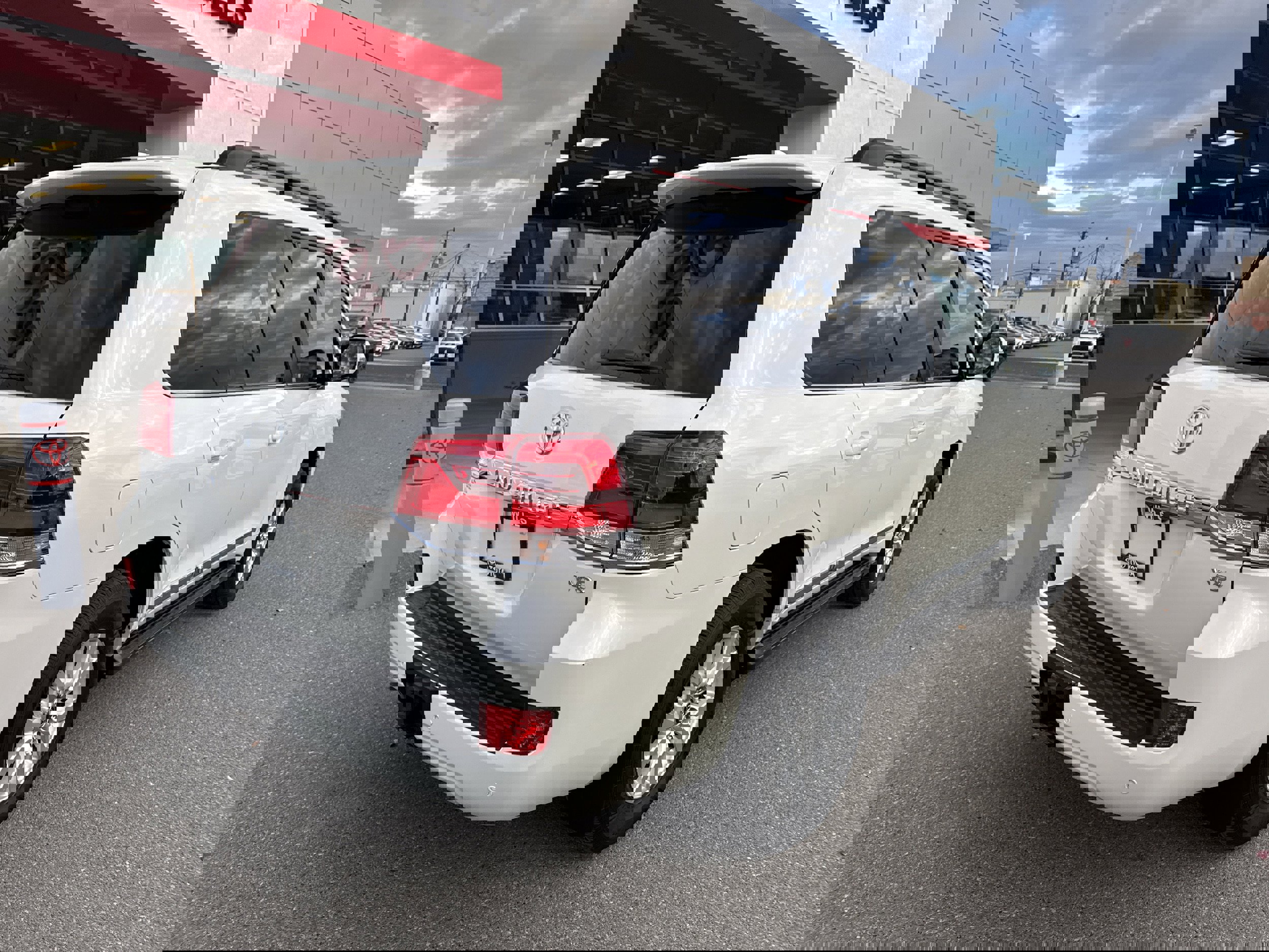 Used 2017 Toyota Land Cruiser image 4