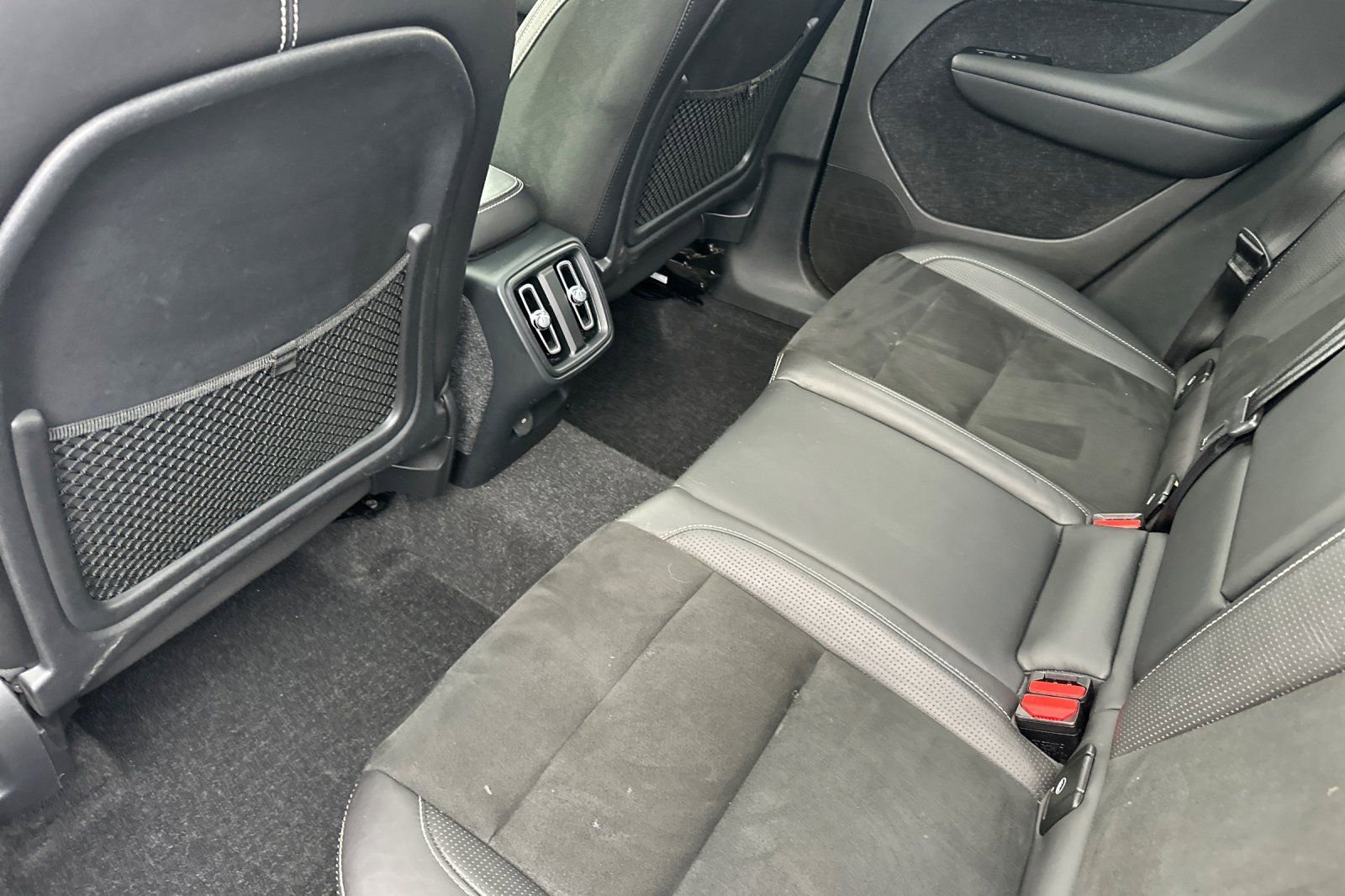 Used 2019 Volvo XC40 T4 R-Design image 4