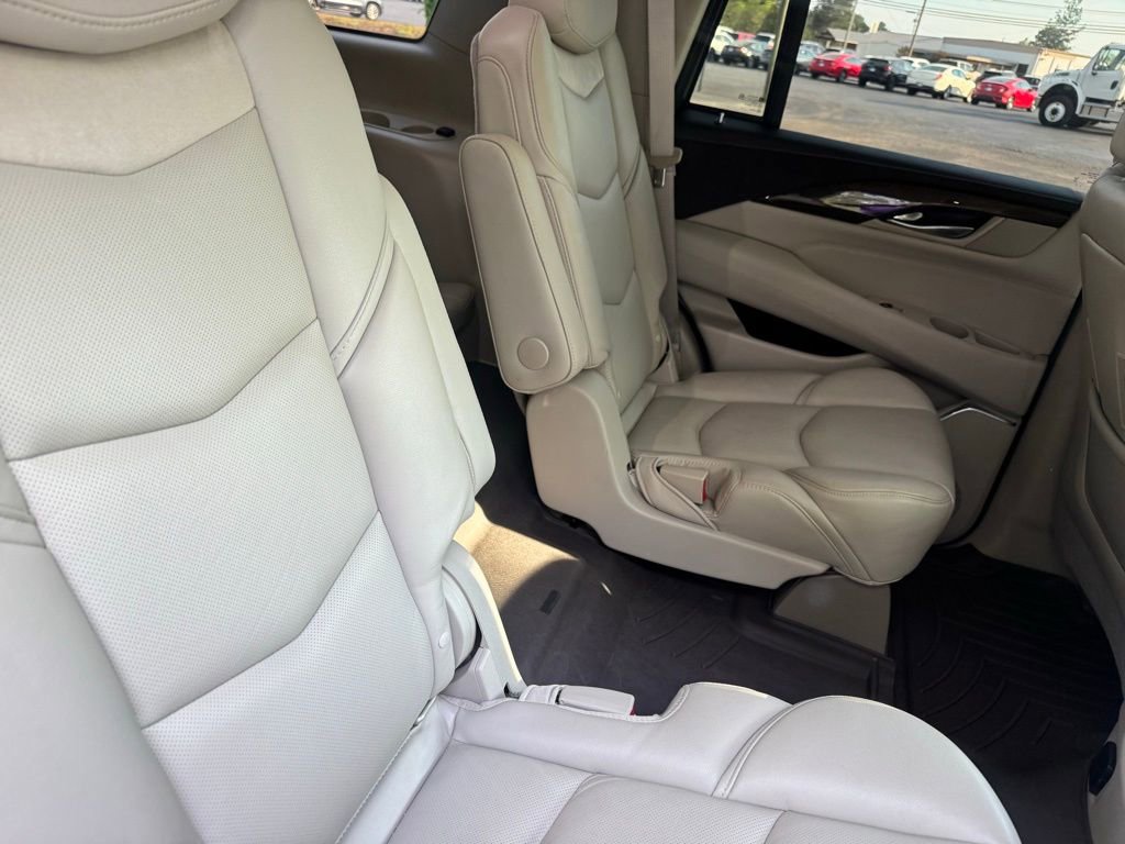 Used 2018 Cadillac Escalade Luxury AWD/4WD image 12