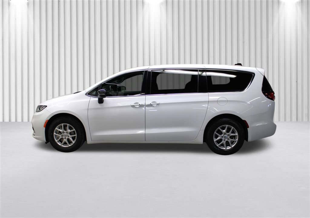 Used 2025 Chrysler Pacifica Select image 7