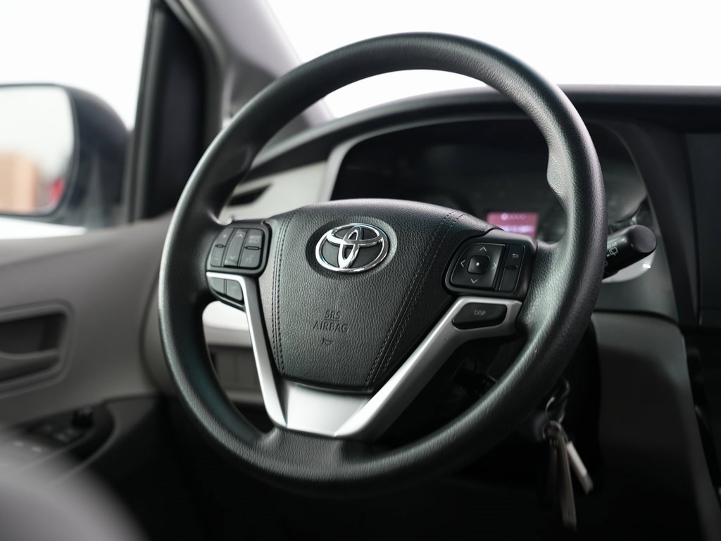 Used 2015 Toyota Sienna L image 11