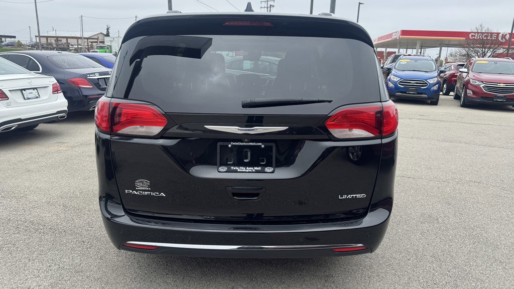Used 2019 Chrysler Pacifica Limited w/ Tire & Wheel Group FWD image 7